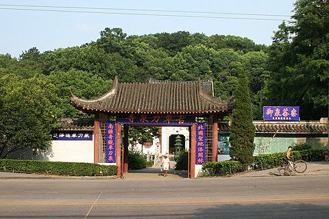 卓刀泉寺位于武汉市武昌东南伏虎山麓，相传东汉末年大将关云长曾在此驻兵