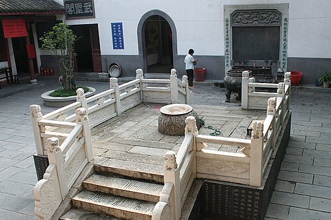 古井深约十米，水色淡碧，水温冬天暖夏天凉，甘甜可口