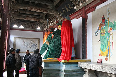 站在冷清的大殿里，大家议论说：关帝庙应该继续为关帝景仰者服务(关志杰摄影)