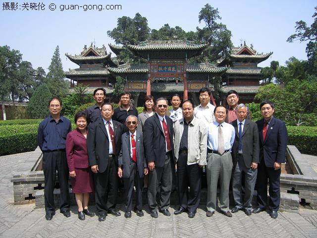 2005美国旧金山“谒关之旅”访问山西运城，受到当地政府部门的热情接待 