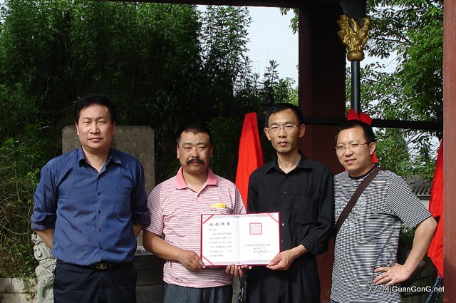 2009年5月30日中国湖北当阳，辽宁新民市关帝觉世真经研究会将敬制的“仿古青龙偃月刀”一把赠送给当阳周仓庙