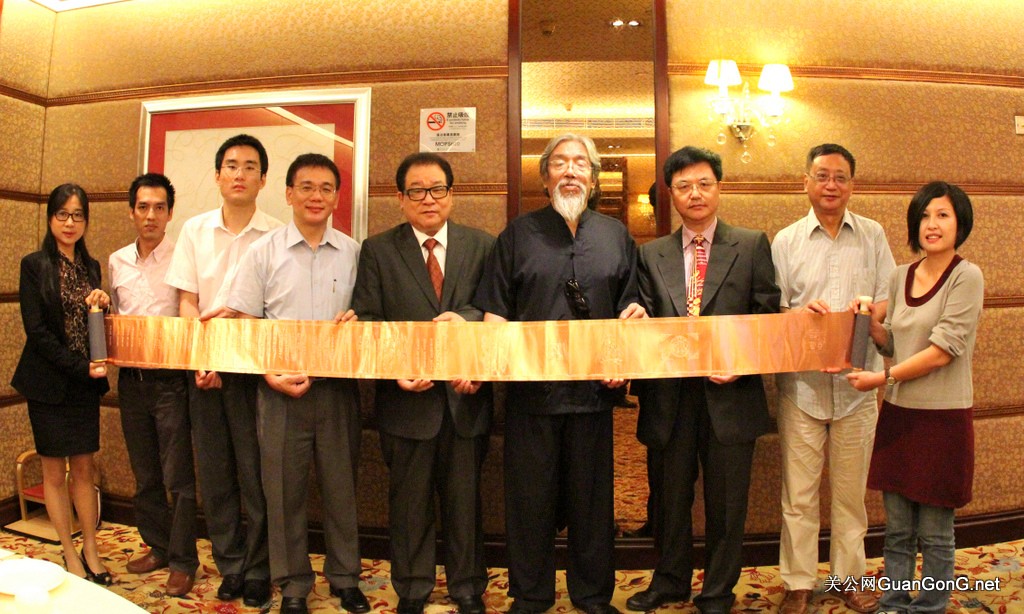 关公网赠送关圣帝君金光箔长卷给澳门大学校友会