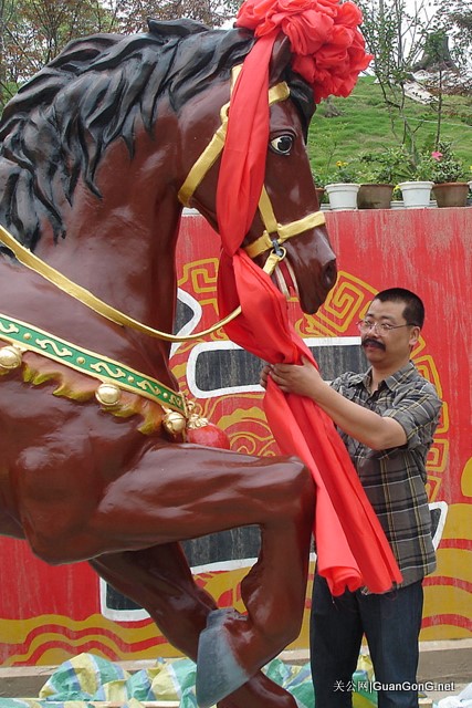 2009年5月30日中国湖北荆州，辽宁新民市关帝觉世真经研究会将敬制的