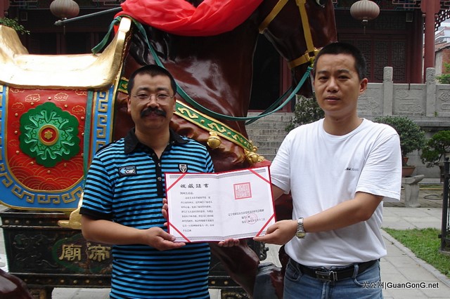 2009年6月1日中国湖北荆州，辽宁新民市关帝觉世真经研究会将敬制的“仿古青龙偃月刀”一把 ，“赤兔马”一匹赠送给荆州关帝庙