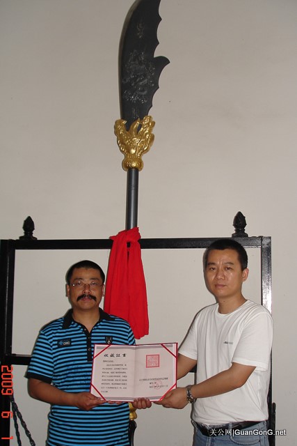 2009年6月1日中国湖北荆州，辽宁新民市关帝觉世真经研究会将敬制的“仿古青龙偃月刀”一把 ，“赤兔马”一匹赠送给荆州关帝庙