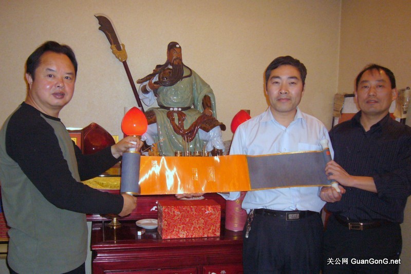 关公网赠送一部由钟顾问镌刻的关圣帝君觉世真经金光箔长卷给云南昆明关建生宗长