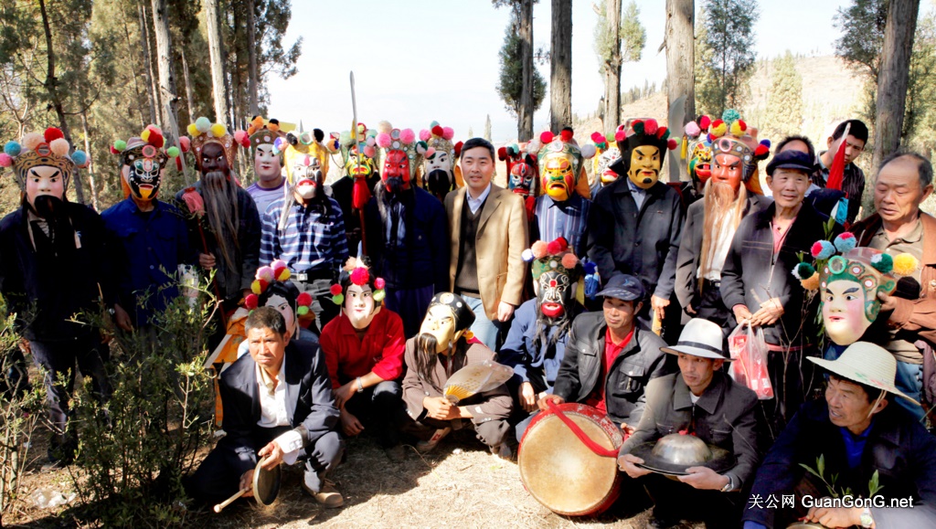 组图:2010年2月27日中国云南澄江县，关公网站第一次考察有“戏曲古化石"之称的关索戏，连同赞助人共捐赠经费人民币1480元给关索戏班