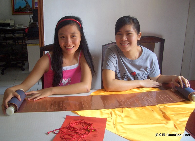 组图:2011年初越南胡志明市,华侨李莹蔚一家通过关公网得到中国桂林关帝景仰者钟先生镌刻并赠送的《关圣帝君觉世真经》金卷