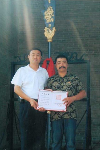 2009年8月16日中国山西运城，辽宁新民市关帝觉世真经研究会将敬制的“仿古青龙偃月刀”一把 ，“赤兔马”一匹