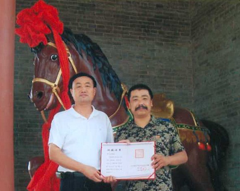 2009年8月16日中国山西运城，辽宁新民市关帝觉世真经研究会将敬制的“仿古青龙偃月刀”一把 ，“赤兔马”一匹赠送给运城解州关帝庙关王祖祠