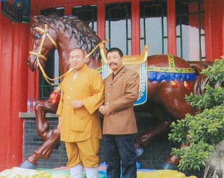 2009年春中国辽宁法库县，辽宁新民市关帝觉世真经研究会将敬制的“仿古青龙偃月刀”一把，“赤兔马”一匹