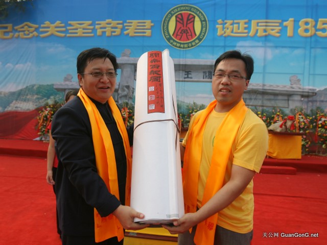 组图:2010年8月4日中国山西运城,山西省河津市青年剪纸艺术家杨毅先生创作《关公百龙图》赠送给解州关帝庙。