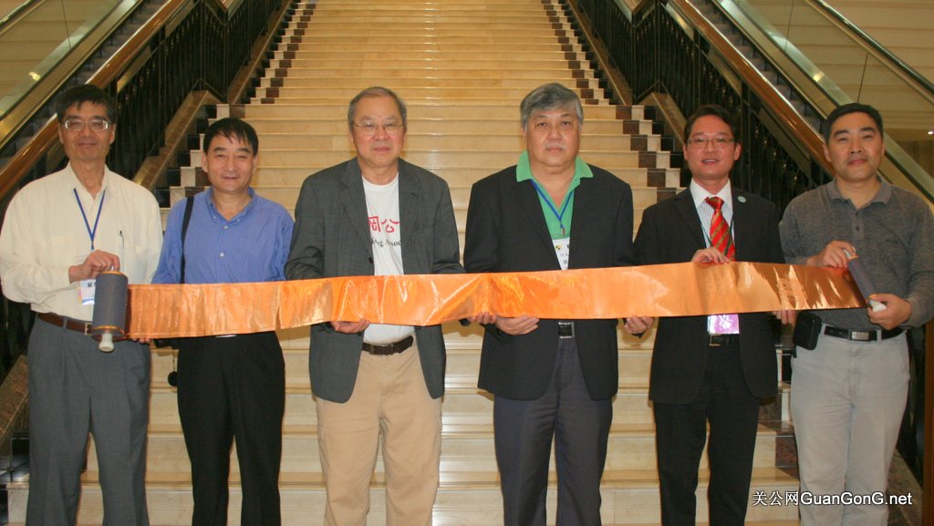 关公网赠送一件由钟顾问镌刻的关圣帝君金卷给世界关氏宗亲总会