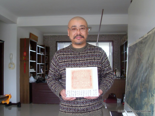 组图:2011年3月辽宁新民市，崇信伽蓝菩萨的佛家弟子、沈阳佛家弟子崔玉晶居士和新民市关帝觉世真经研究会会长刘艺居士敬献“汉寿亭侯”青田石印给当阳玉泉寺