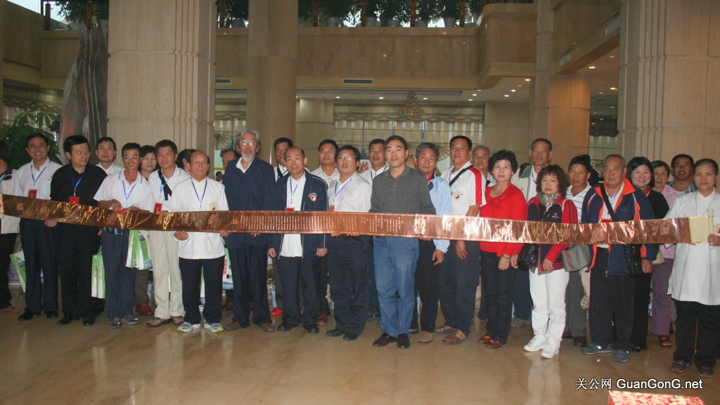2011年9月16日山西运城，关公网赠送镌铭《关圣帝君觉世真经》金光箔长卷给台湾东照山关帝庙