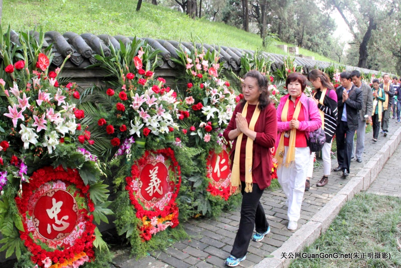 崔玉晶居士鲜花簇拥2011年山西运城国际关公文化节和河南洛阳关林国际朝圣大典