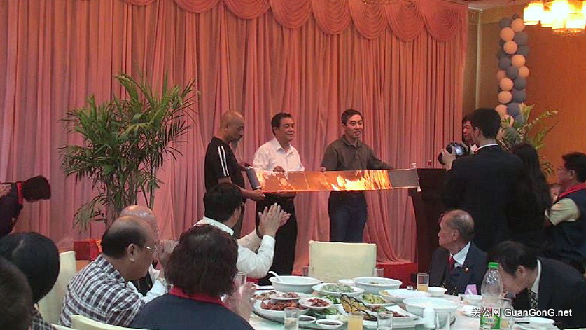 2011年9月17日山西运城，关公网赠送镌铭《关圣帝君觉世真经》金光箔长卷给台湾中华道教关圣帝君弘道协会