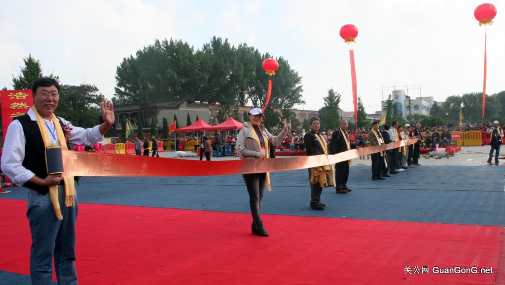 组图：2011年9月19日洛阳关林国际朝圣大典现场，关公网GuanGonG.net赠送镌铭《关帝圣迹图志全集》 金光箔长卷给台湾中华桃园明圣经推广学会