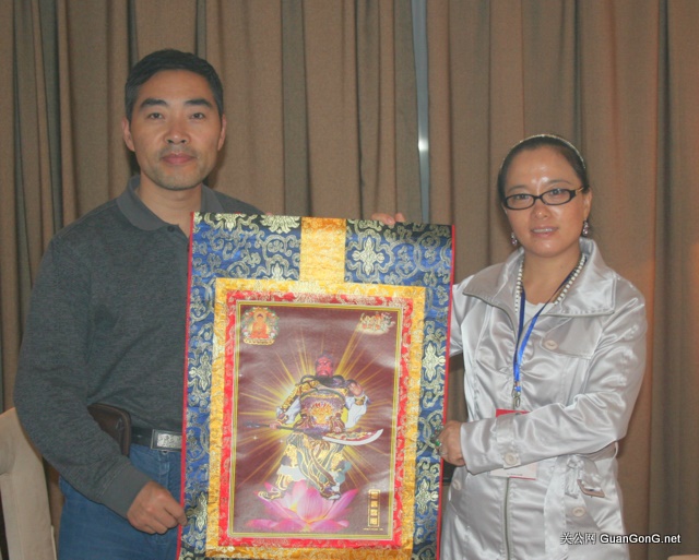 组图：2011年9月19日河南洛阳，世界关公文化促进会赠送6面由雷震寰会长亲自监制的第二代伽蓝菩萨(关公)唐卡给关公网站